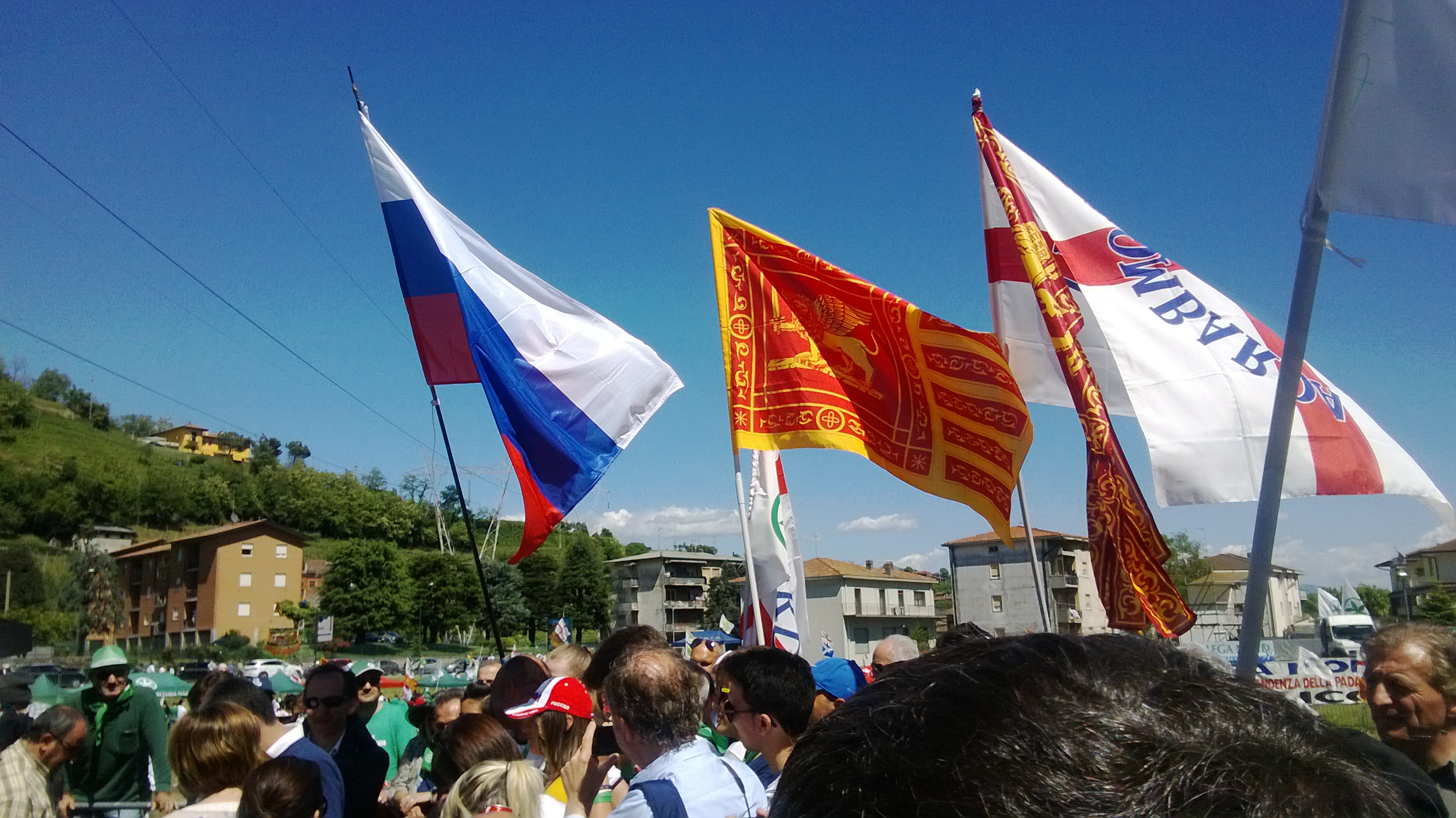 Bandiera Russa alla festa della Lega a Pontida