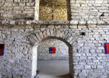 LA MEMORIA COLLETTIVA NELLE OPERE DI VIVIAN AL FORTE DI TENNA – Electomagazine 24.07.2024