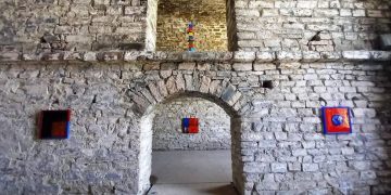 LA MEMORIA COLLETTIVA NELLE OPERE DI VIVIAN AL FORTE DI TENNA – Electomagazine 24.07.2024