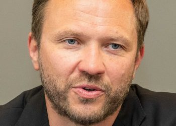 IL TRISTE, COMICO, ESTONE – Electomagazine 08.01.2025